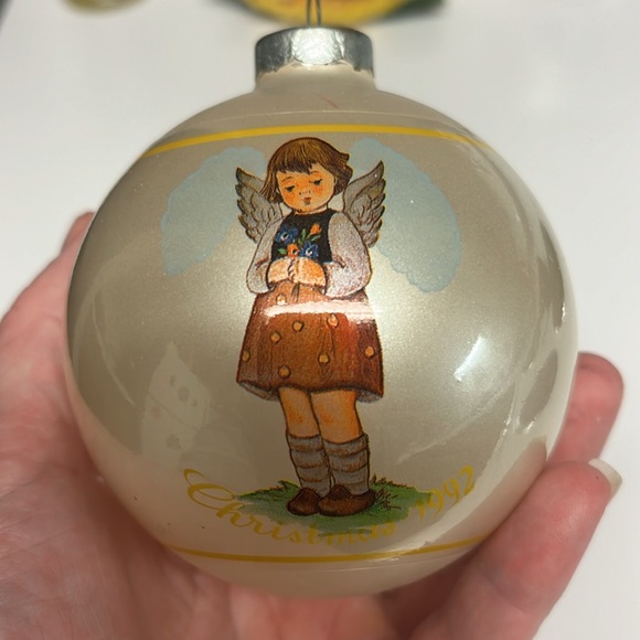 Vintage Hummel Christmas Ornament 1992 - Picture 6 of 9
